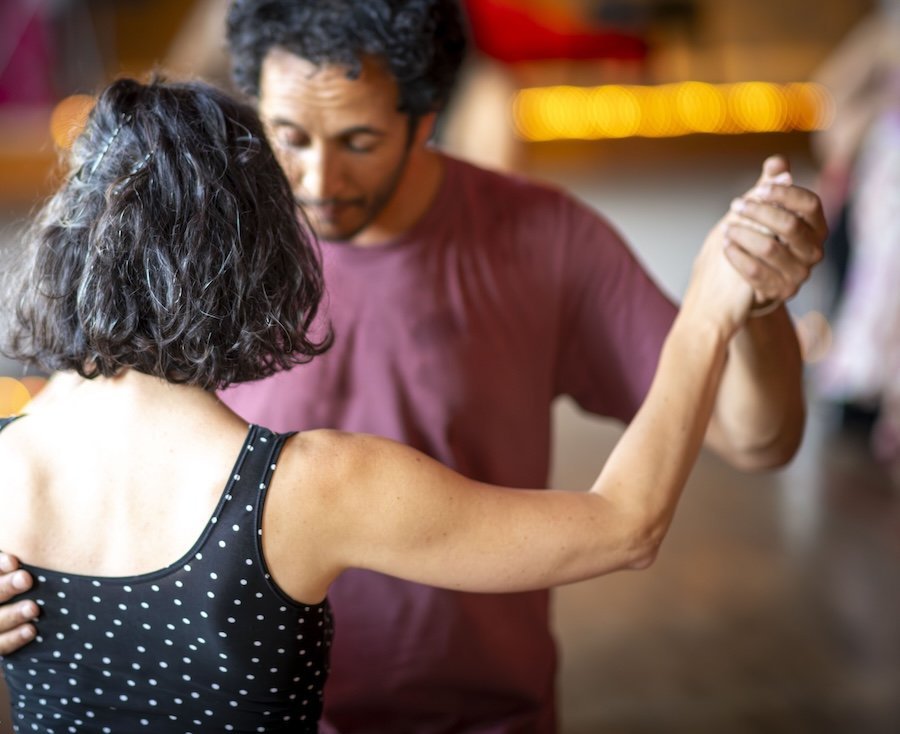 Bandonéon posé sur une chaise